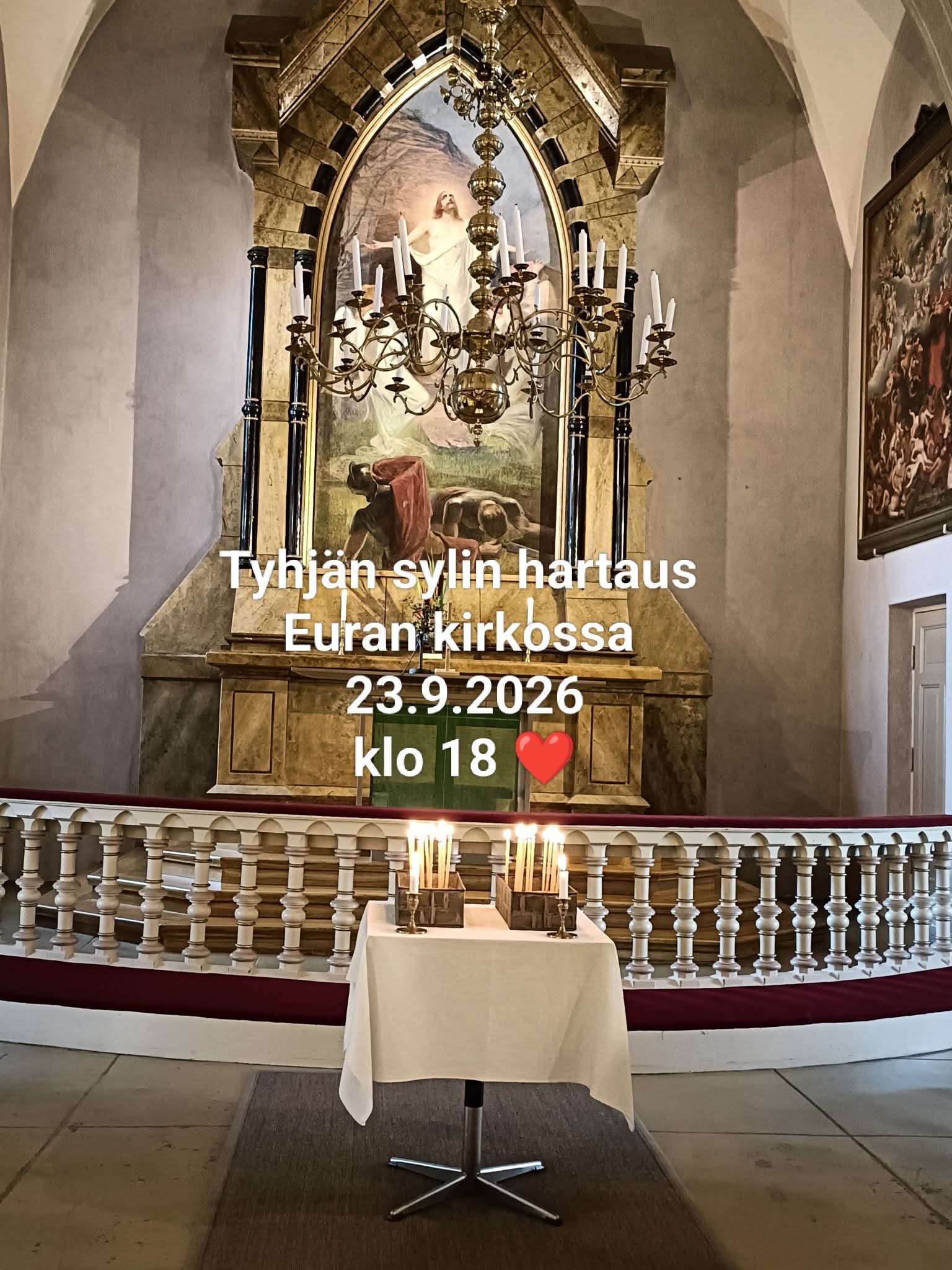 Kuva kynttilöistä Euran kirkon alttarin edessä.