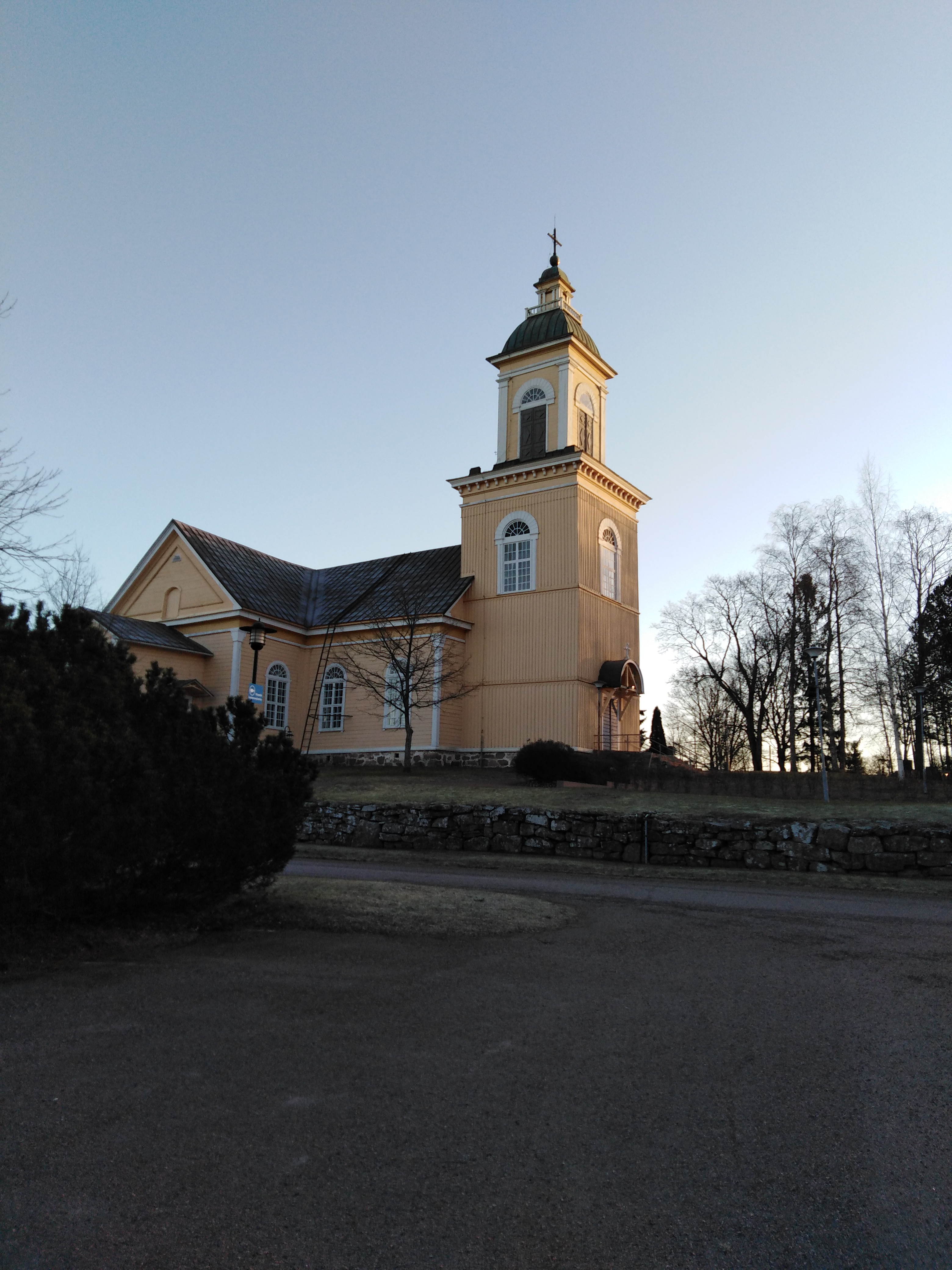 Kiukaisten kirkko ilta-aikaan kuvattuna