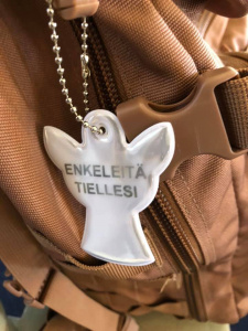 Enkeliheijastin reppuun kiinnitettynä