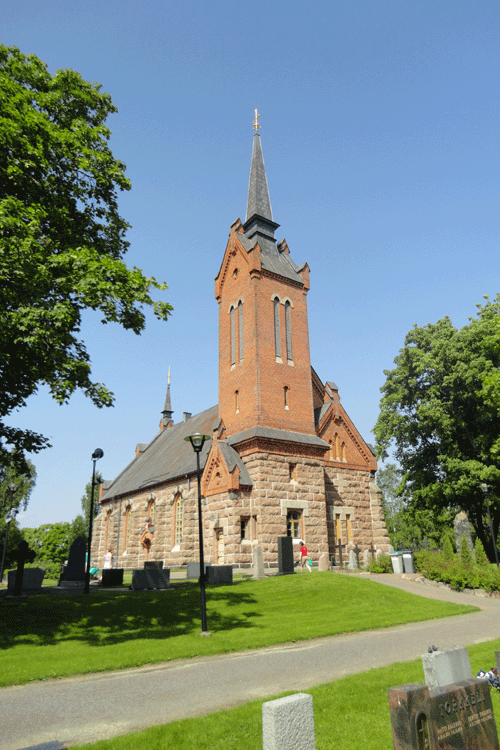 Euran kirkko hautausmaalta katsottuna. 