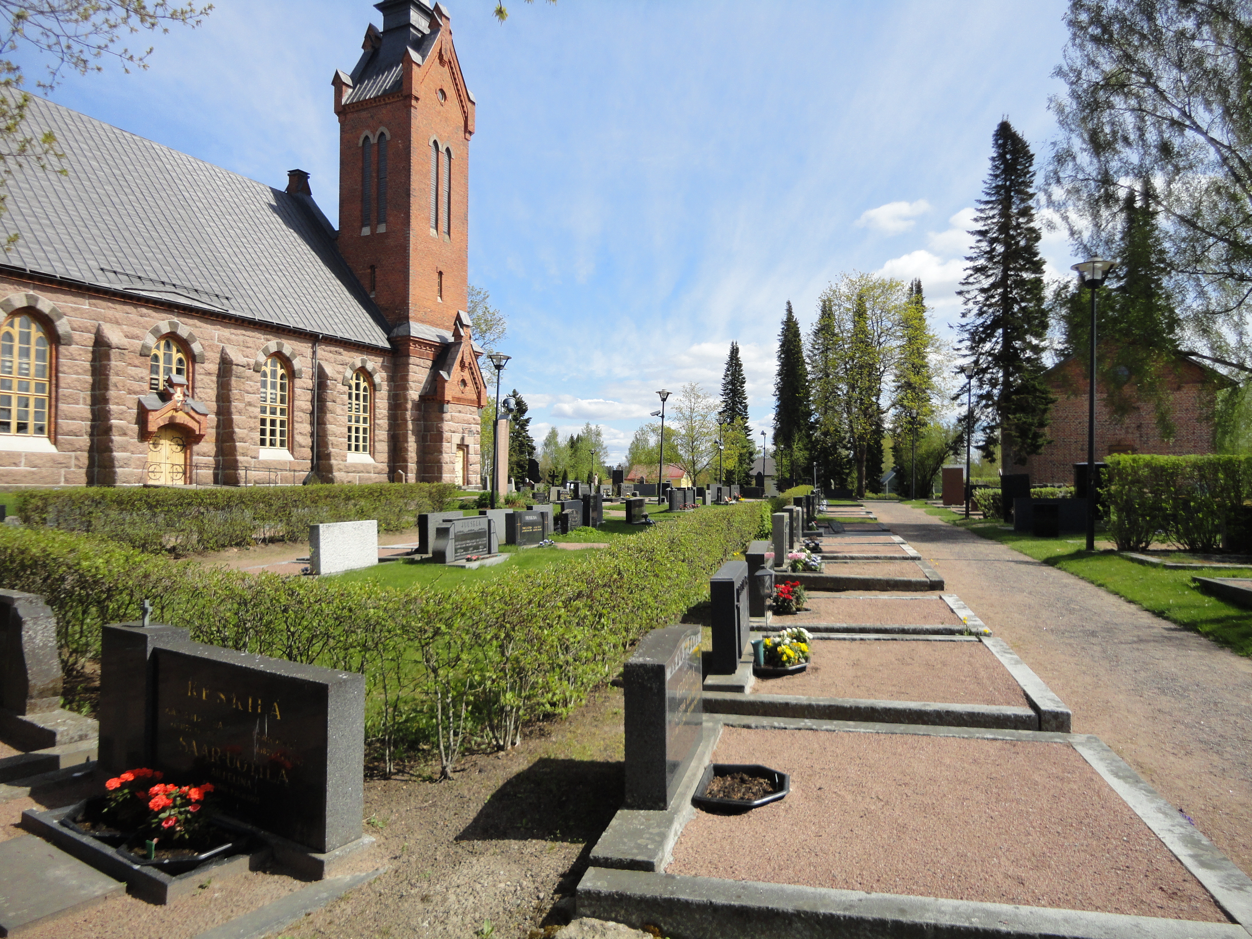 Euran kirkonviereistä hautausmaata, sekä taustalla osa kirkkoa.