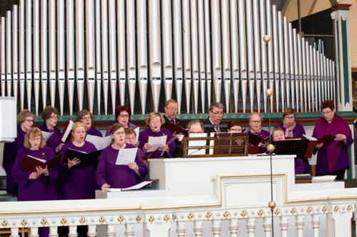 kirkkokuoro laulaa kirkossa