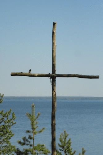 risti puusta tehty luonnossa kirkkokalliolla